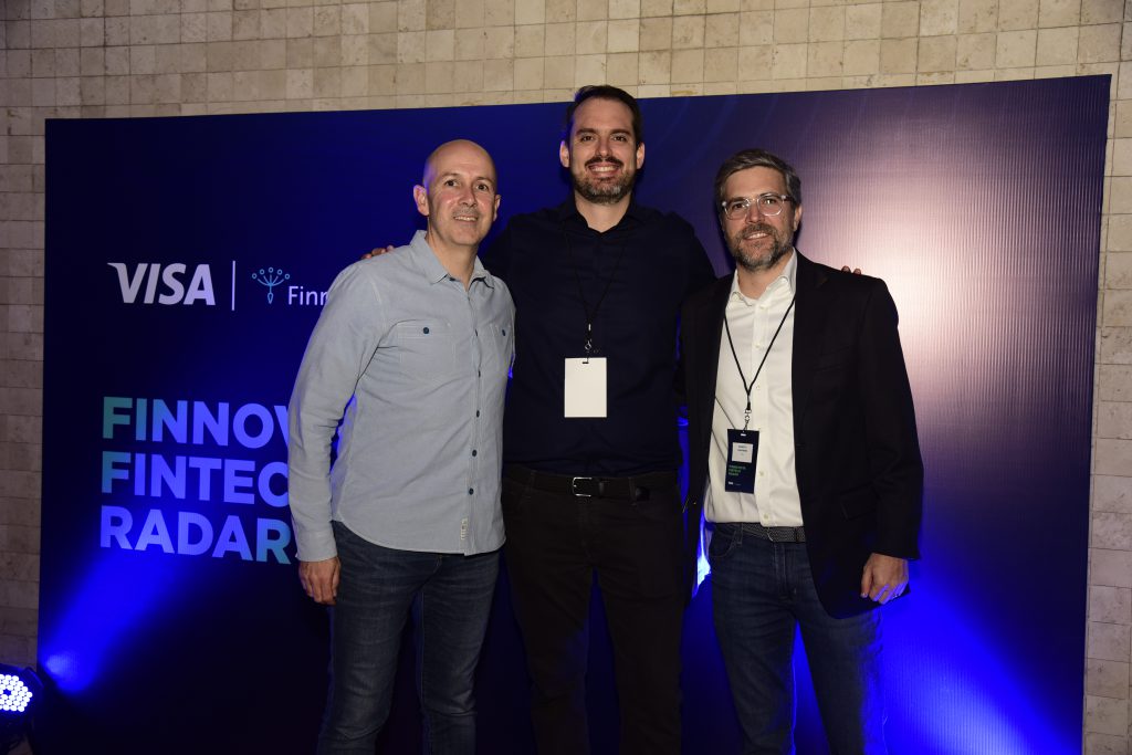 En la foto de familia, de izquierda a derecha: Andrés Fontao, cofundador & Managing Partner de Finnovista, Carlos José Pardo, Director Senior de Nuevos Negocios y Fintech de la Región Andina de Visa, y Gilberto Chaparro, Gerente General de Visa Perú.